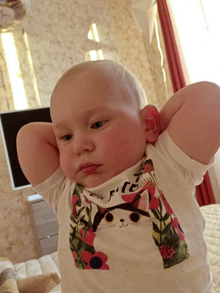 Потягушки после сна. Тоже мама моя фоткала.