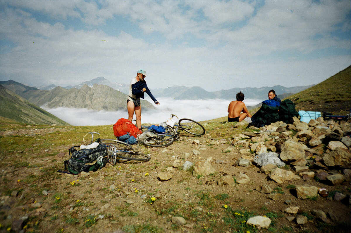 Это я в том, предыдущем, походе надеваю свитерок на пеервале. Все-таки высота под 3000 м. прохладно
