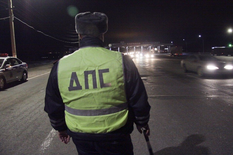     С помощью троса полицейские помогли вызволить застрявшее транспортное средство из снежного плена Олег УКЛАДОВ