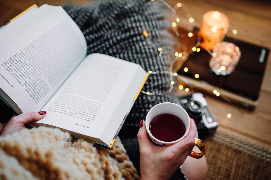 Красивая книга читать. Чтение книг. Уютное чтение. Чтение Эстетика. Книги уют