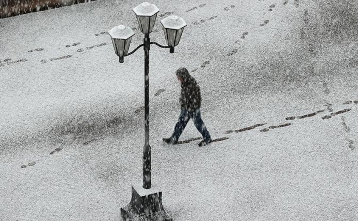 Мело, мело по всей земле, во все пределы…» Погода в декабре: арктический  вихрь, снегопады и крепкие морозы | СамолётЪ | Дзен