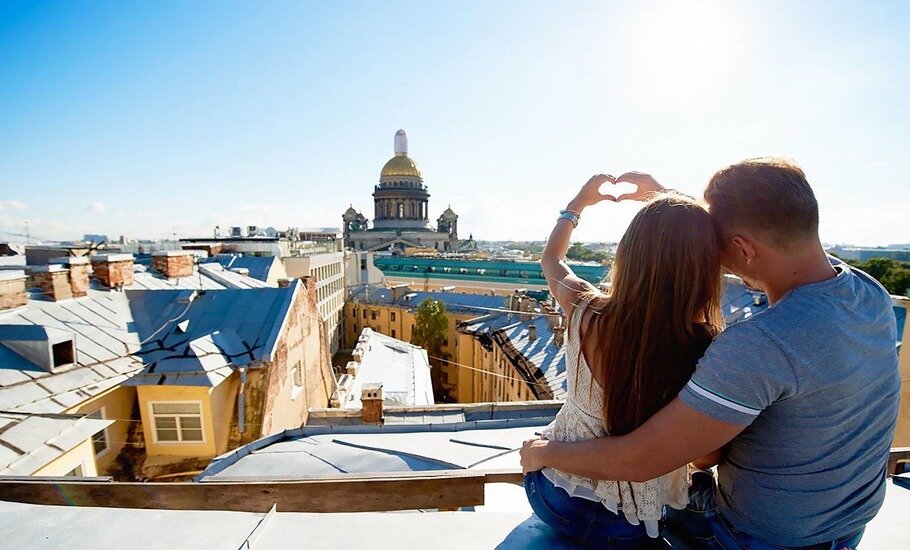 Тур на двоих в москву. Влюбленные в Питере. Влюблённая пара в Питере.