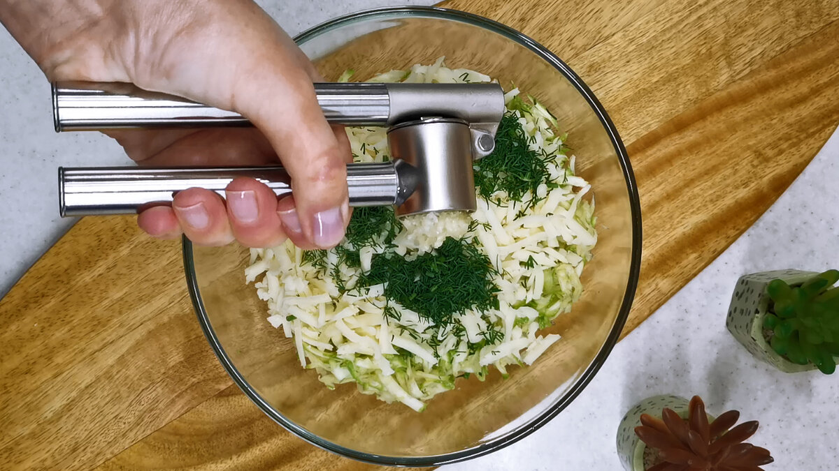 Рецепт настолько вкусный и простой, что я готовлю в сезон буквально каждое утро. Удивительно, но так кабачки почти никто не готовит. А я сколько ни испеку, улетают как семечки.-4