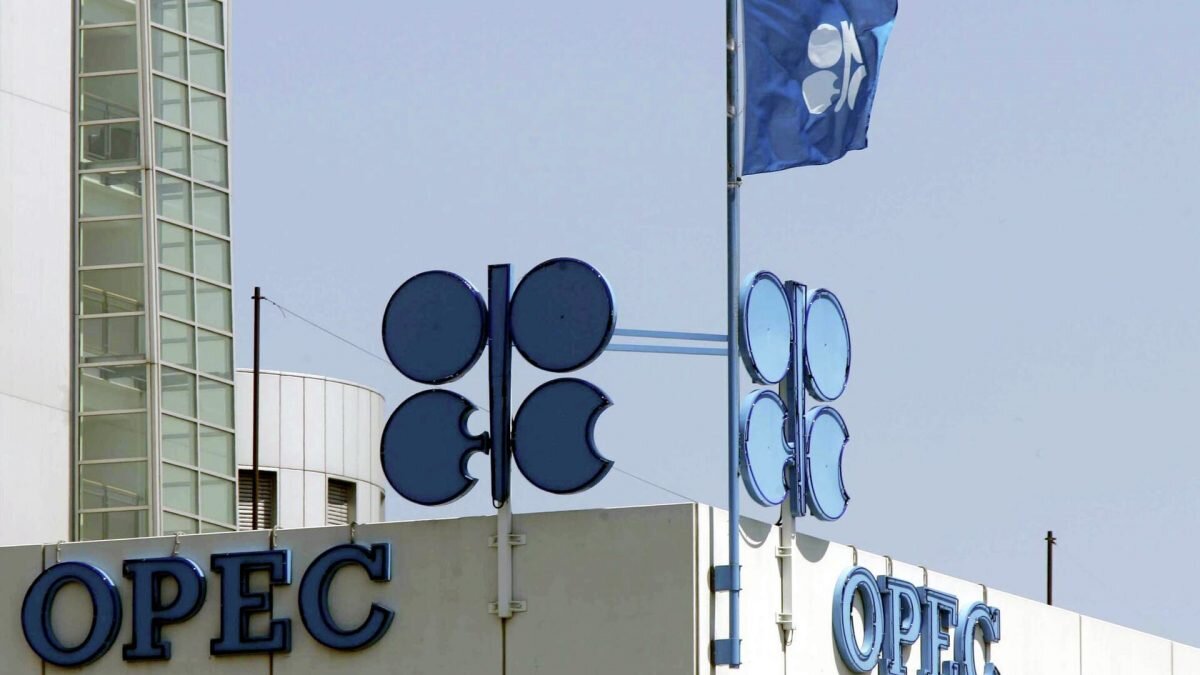    Фото: AP Photo/Ronald Zak, FILE. Август Макаров