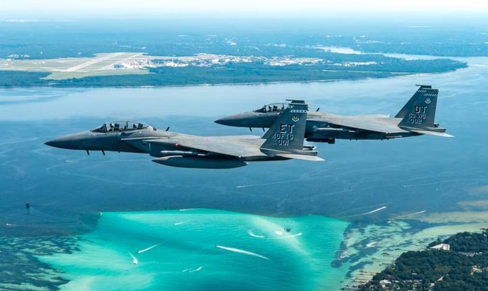 Истребители F-15EX Eagle II возвращаются после испытательного полета над Мексиканским заливом 2 августа 2023 года. Фото ВВС США.