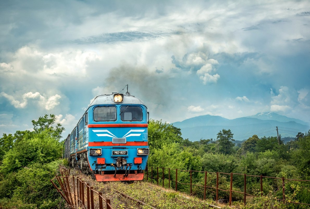 Туристический поезд в абхазию. Дм62 Абхазия. Железная дорога Сухум Очамчира. Поезд Сухум-Очамчира. Абхазская железная дорога Очамчыра.