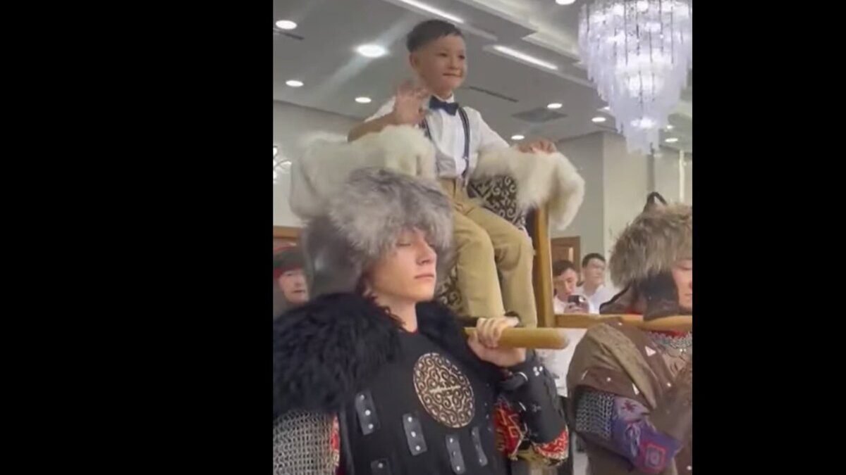     Мальчика из «уважаемой» казахстанской семьи чествуют, словно наследника царского престола.