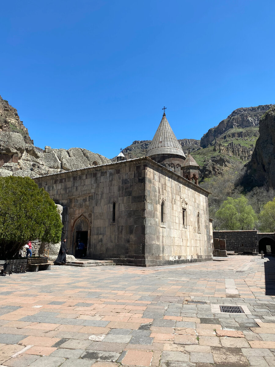 Гарни гегард севан. Гегард церковь катогике. «монастырь копья» гегард. Варзарештский монастырь. Гехард монастырь армения.