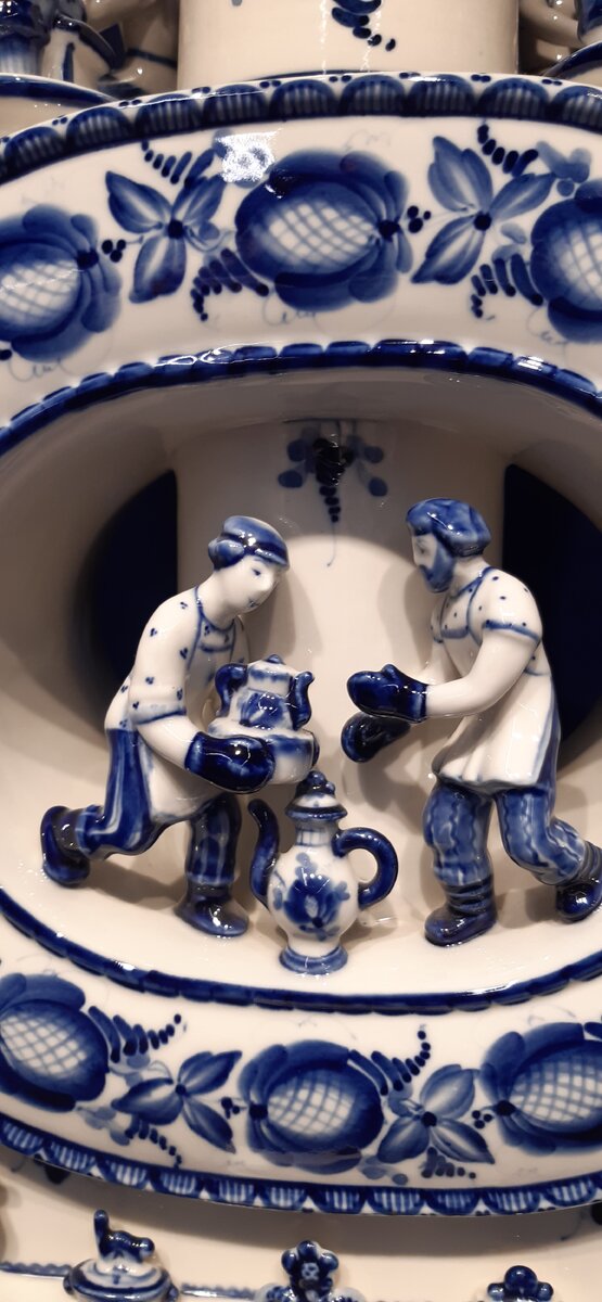 Мастера. Судя по рукавицам, вынимают горячую форму из печи.