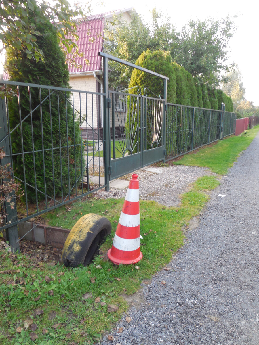 Чтобы машины не наезжали, а то мало ли. Эффектно, видно издали. Но ведь такое стырят?! Хотя, может, шину всё-таки оставят...