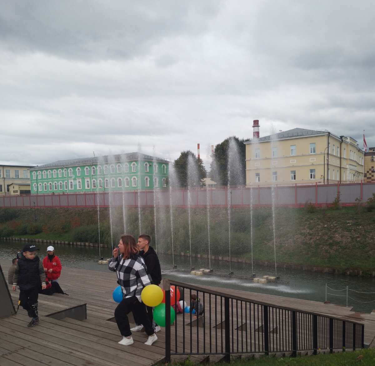 Нашему городу -877, но он  как всегда молод, красив, хорош собой, да ещё в в полном расцвете сил, радует своих жителей и гостей, историческими  памятниками, итересными музеями, замечательными...-24