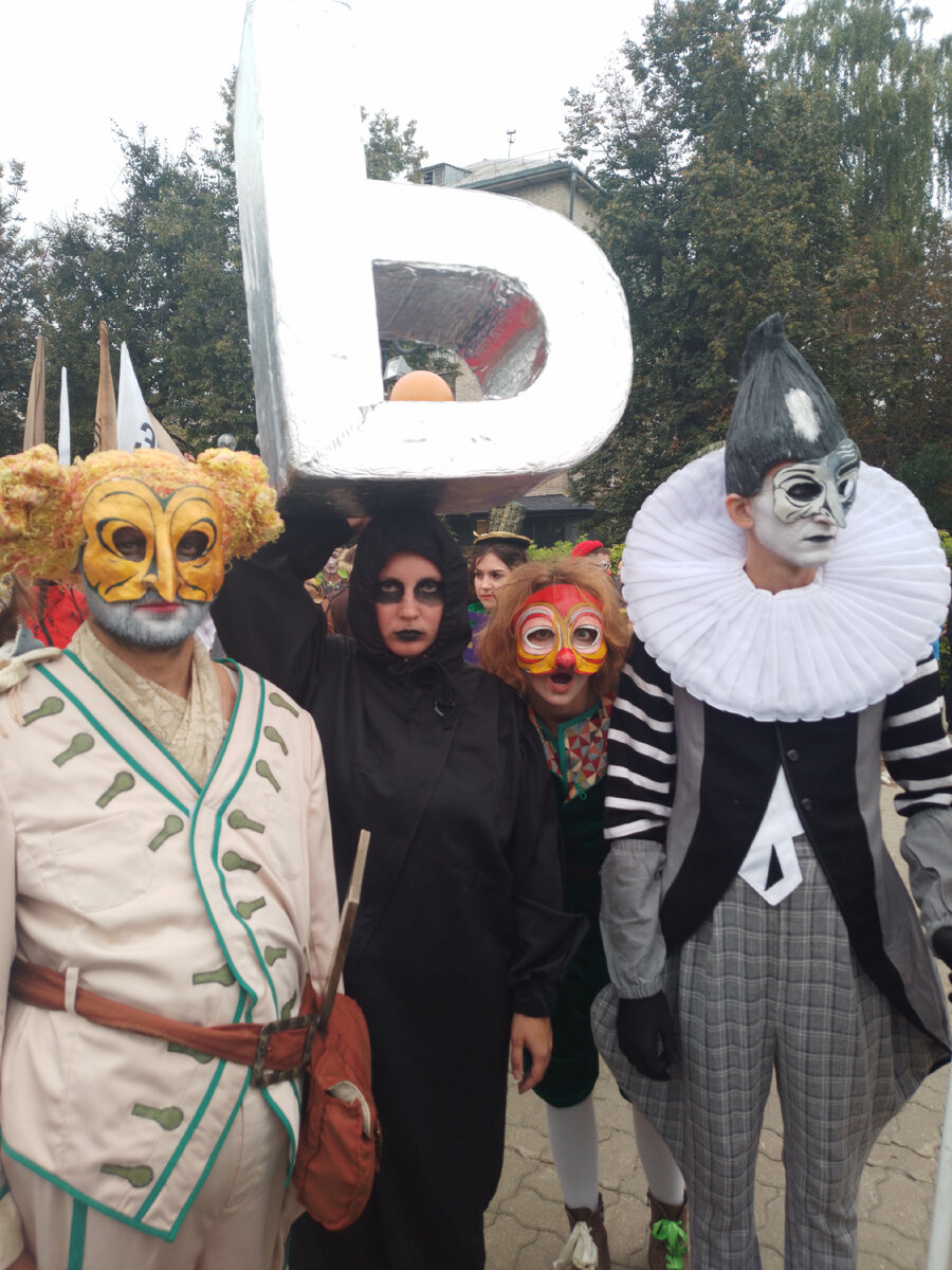 Нашему городу -877, но он  как всегда молод, красив, хорош собой, да ещё в в полном расцвете сил, радует своих жителей и гостей, историческими  памятниками, итересными музеями, замечательными...-59