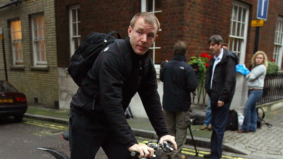    Тяга к кинематографу появилась у Ритчи после просмотра фильма «Бутч Кэссиди и Санденс Кид». Без какого-либо специального образования в области режиссуры долгое время Ритчи работал клипмейкером, а в 1995 году вышел его первый короткометражный фильм «Трудное дело». На необычный режиссерский стиль работы обратила внимание cупруга певца Стинга и выступила соинвестором его нового проекта, а Стинг согласился на одну из ролей в полнометражной ленте Ритчи под названием «Карты, деньги, два ствола» Stephen Hird/Stephen Hird / Reuters