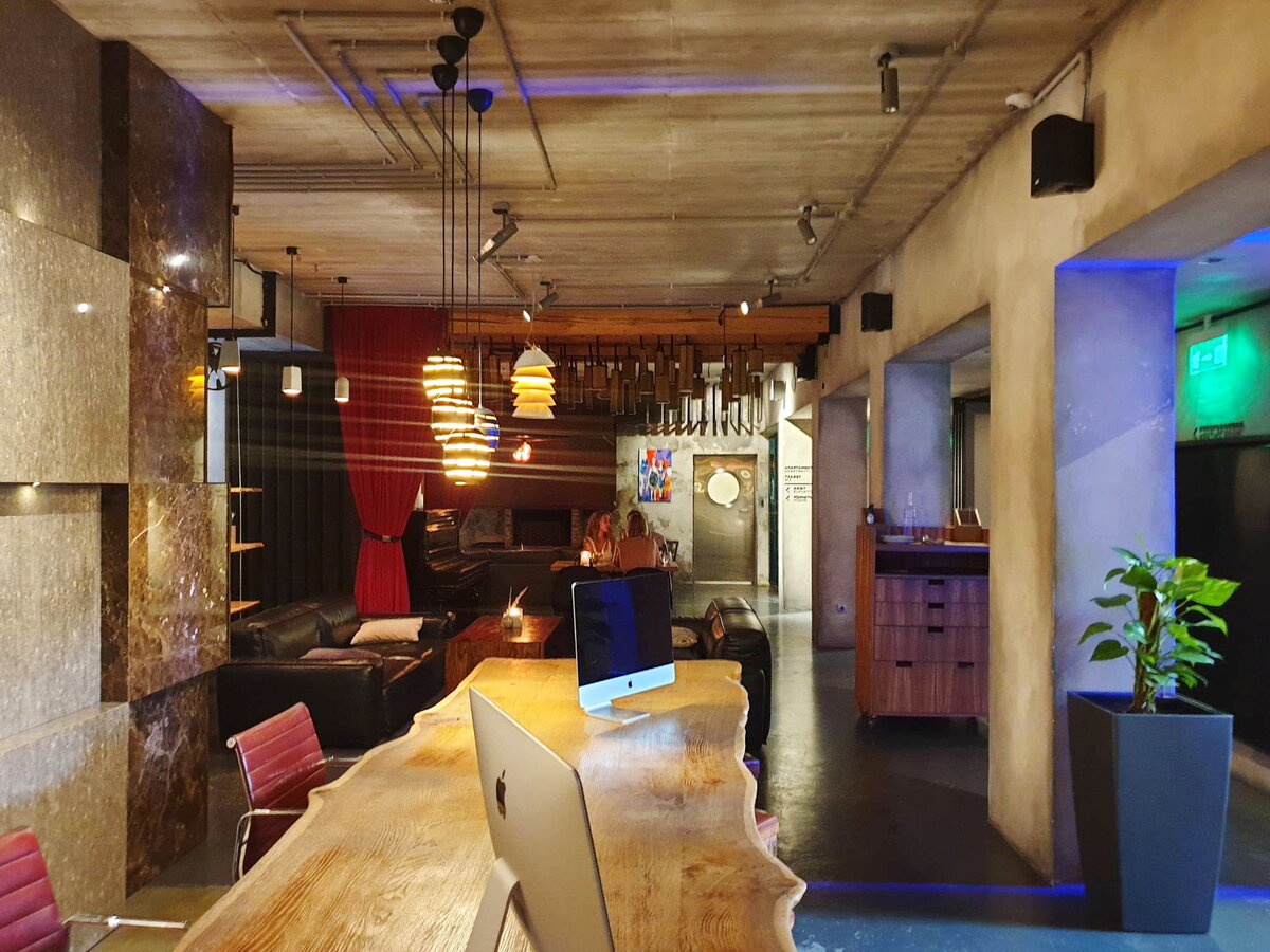 Это входная группа ресторана Soul. Объединена с отелем MOSS Boutique Hotel 5*