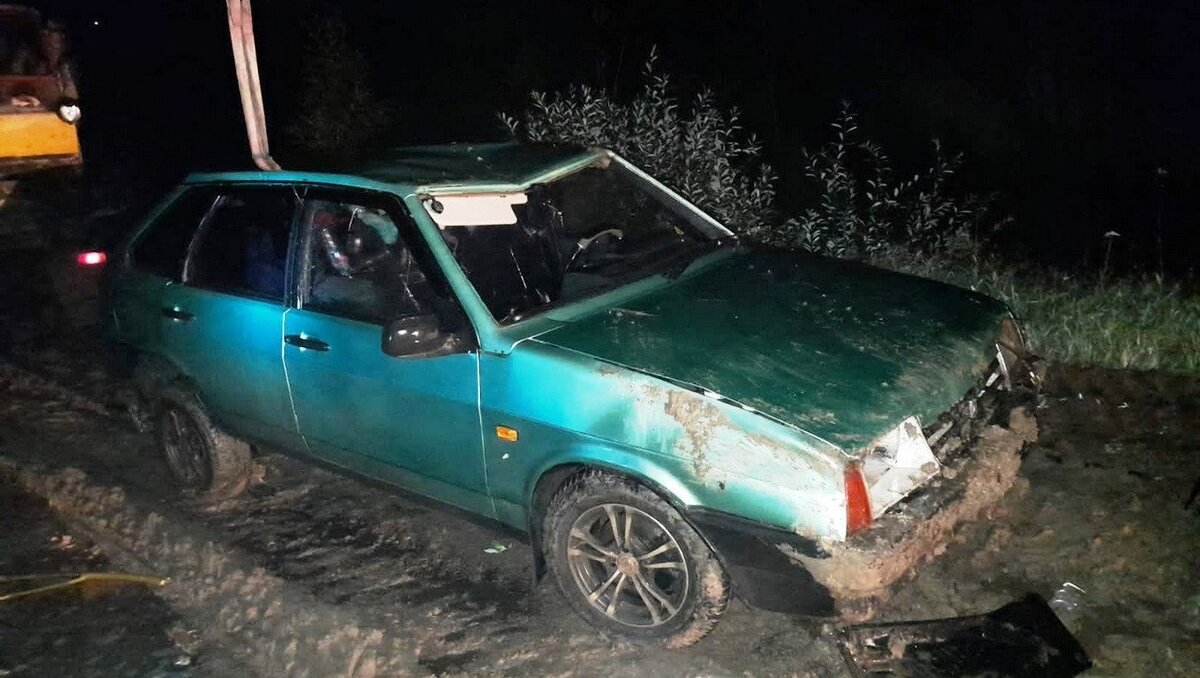     Машина полностью ушла под воду, поэтому семью нашли уже ночью.