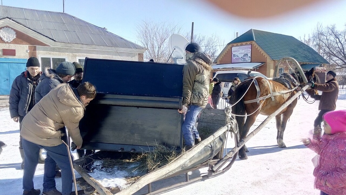 Вот так у нас в Солоновке, перевозили пианино в клуб.