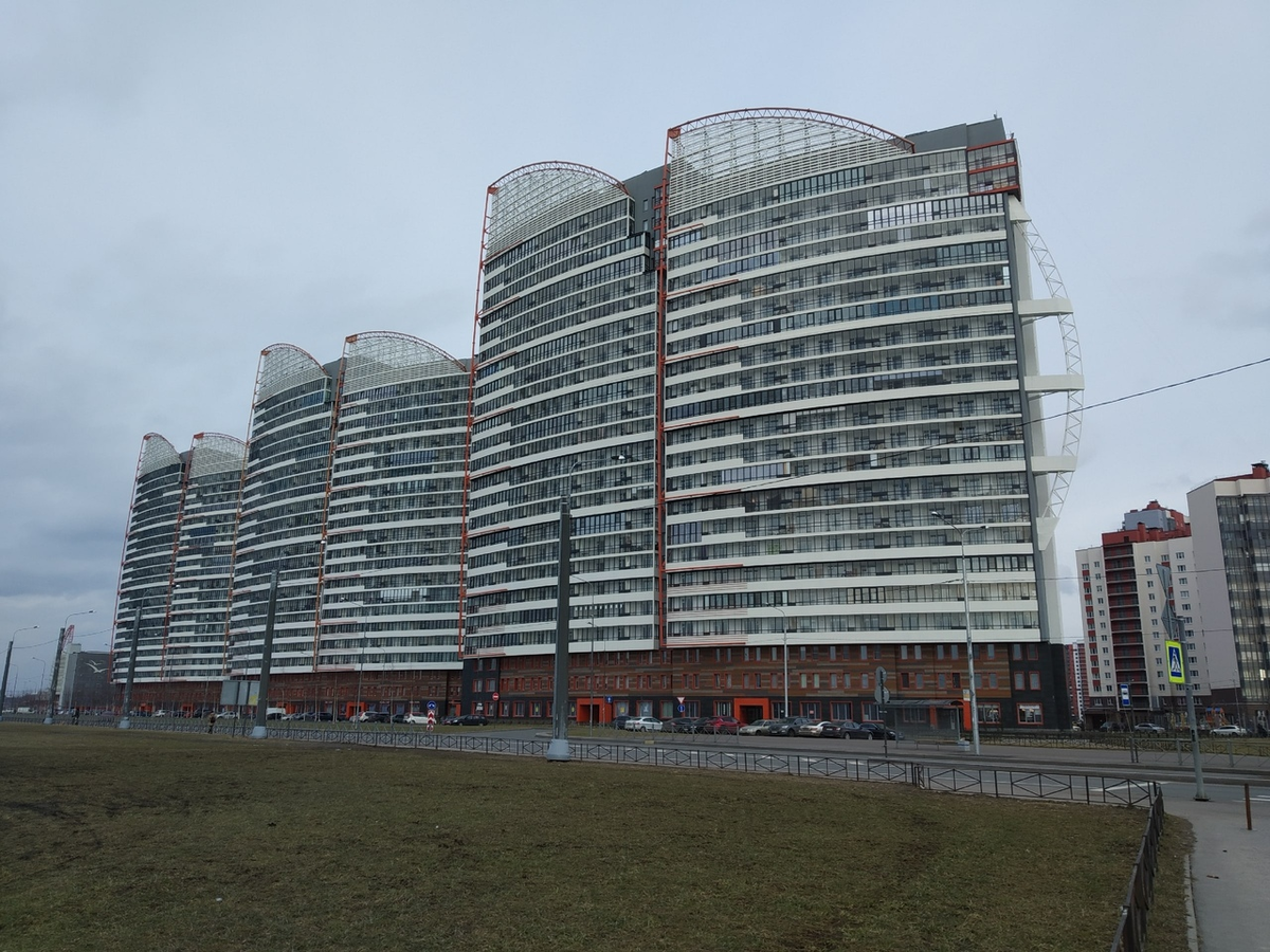 Дом на Балтийском бульваре с видом на залив