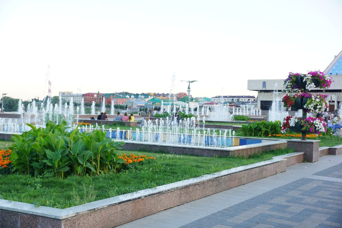 Фонтаны у озера Нижний Кабан на площади театра им. Камала