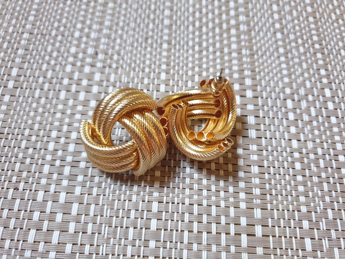 Вот эти "макарошки" - одни из самых любимых. Легкие и из-за эффекта "плетенки" не слишком блестящие.