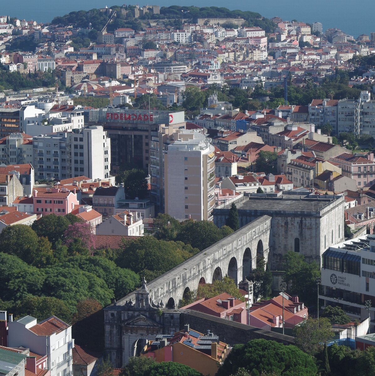 Центральный район Лиссабона. Покупка квартиры в любом из домов на фото обеспечит будущему владельцу вид на жительство по программе "Золотая Виза".