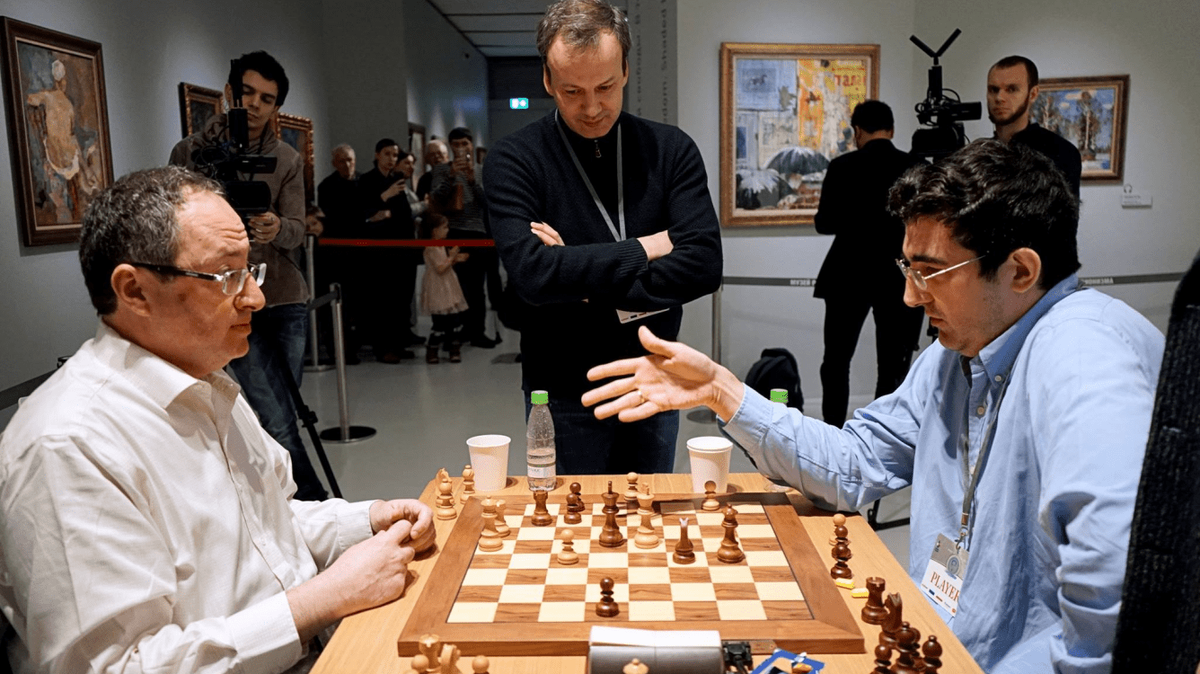 Российский славянин Крамник (справа) против израильского евоея Гельфанда