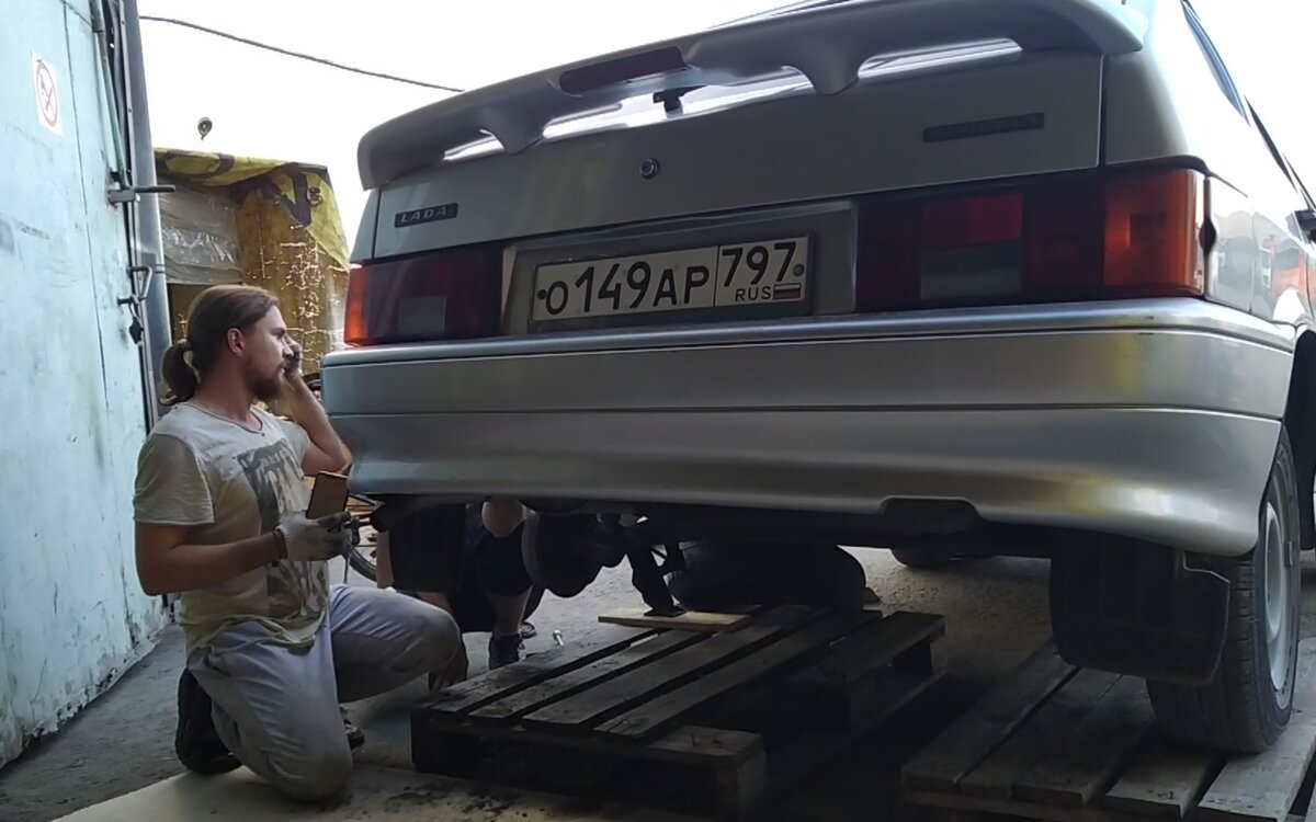 Дима и его товарищ пытаются снять бампер