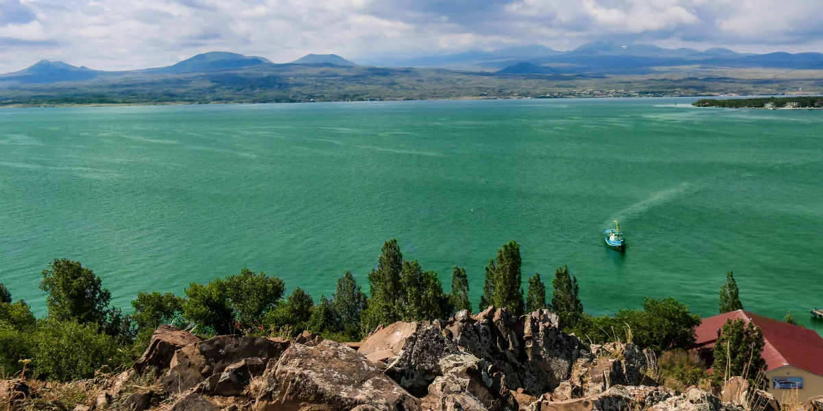 Гордость Армении Севан - самое большое озеро на Кавказе