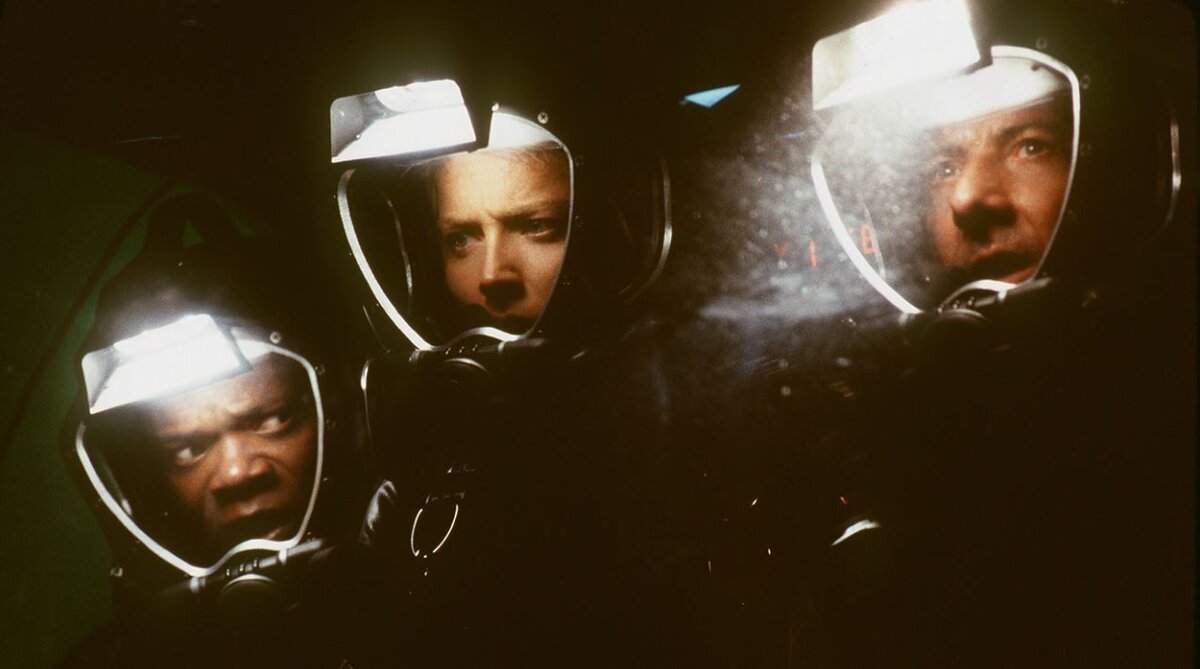 Кадр из фильма "Сфера" (1998).