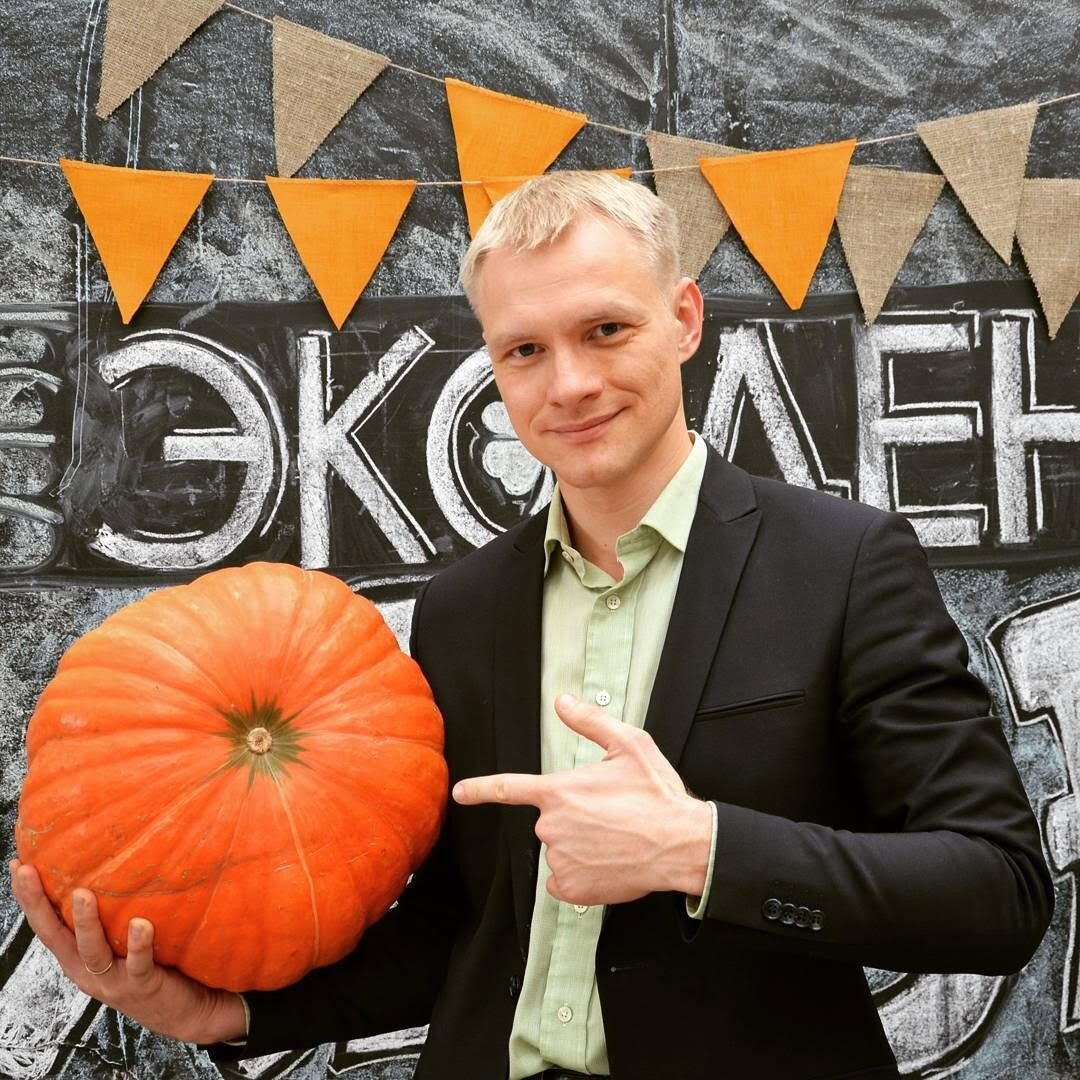 Андрей Беловешкин — кандидат медицинских наук, врач, спикер TEDx, автор книги «Что и когда есть», преподаватель, в том числе наших проектов — Института функциональной интегративной диетологии, школы подготовки специалистов в сфере ЗОЖ и биохакинга PreventAge LifeStyle School. Ведущий собственных онлайн-курсов по управлению стрессом, формированию правильного рациона питания, здоровой осанки и полезных привычек. Веселое фото Андрея с тыквой мы откопали на pinterest.ru 😊