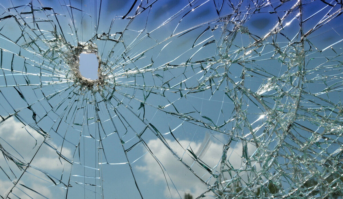 Разбитое стекло. Источник: Яндекс-картинки.