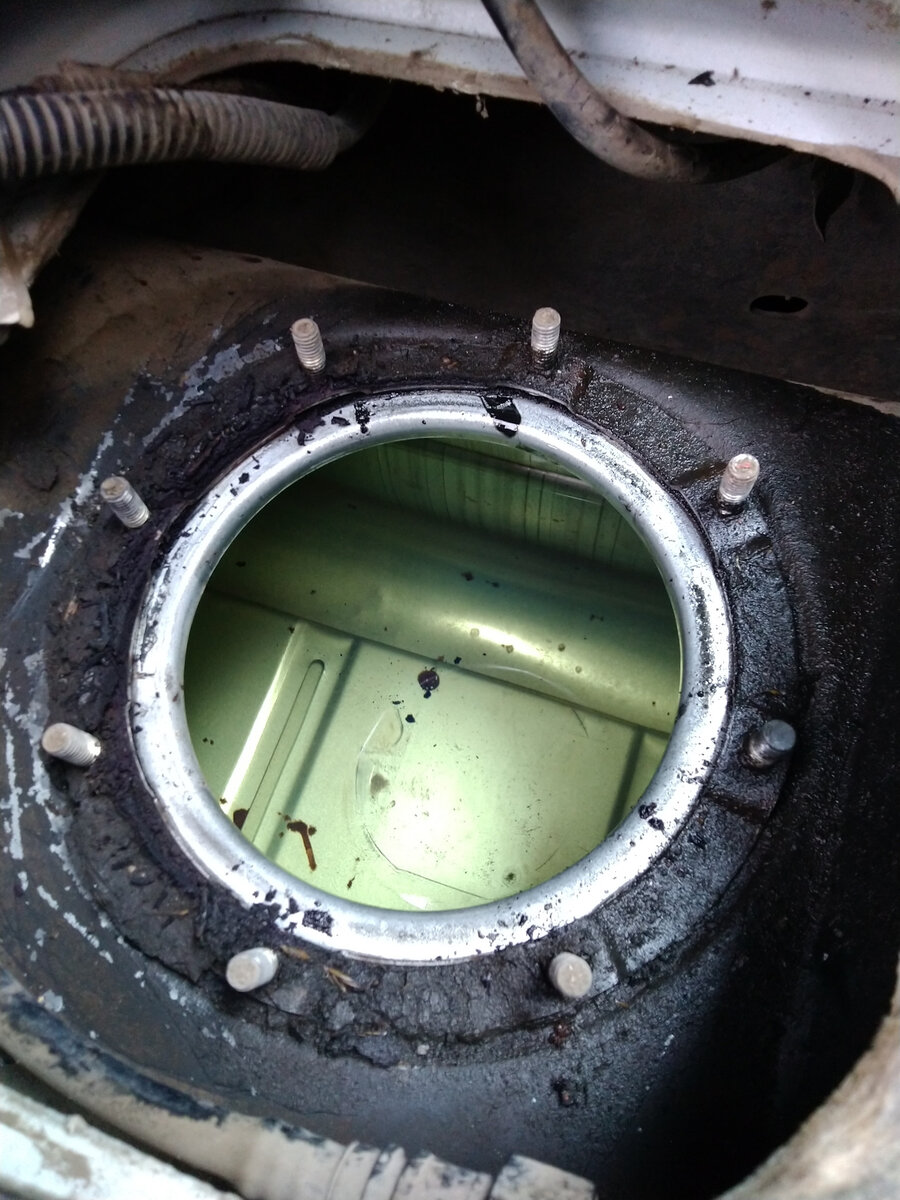 С виду чистый, но на дне песок