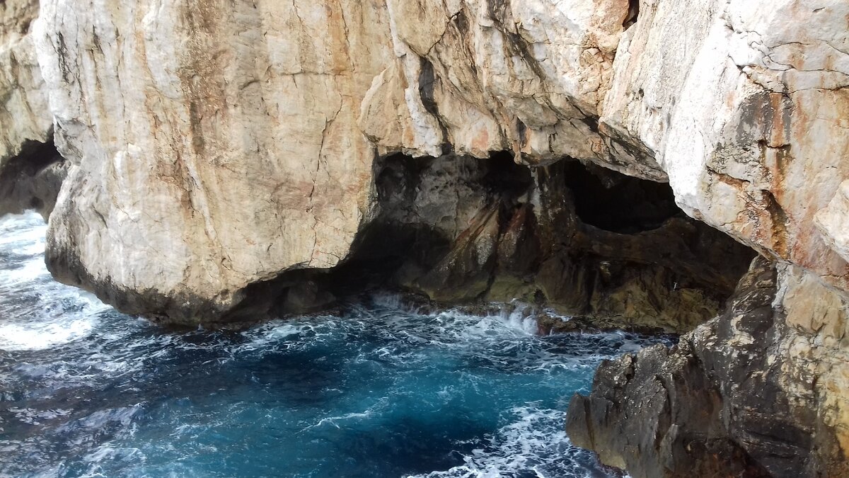 Бьющееся о скалы море