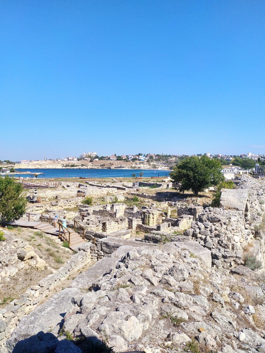 Вид на город и бухту