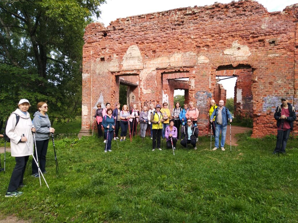 На фотографии, справа с краю, автор этой заметки