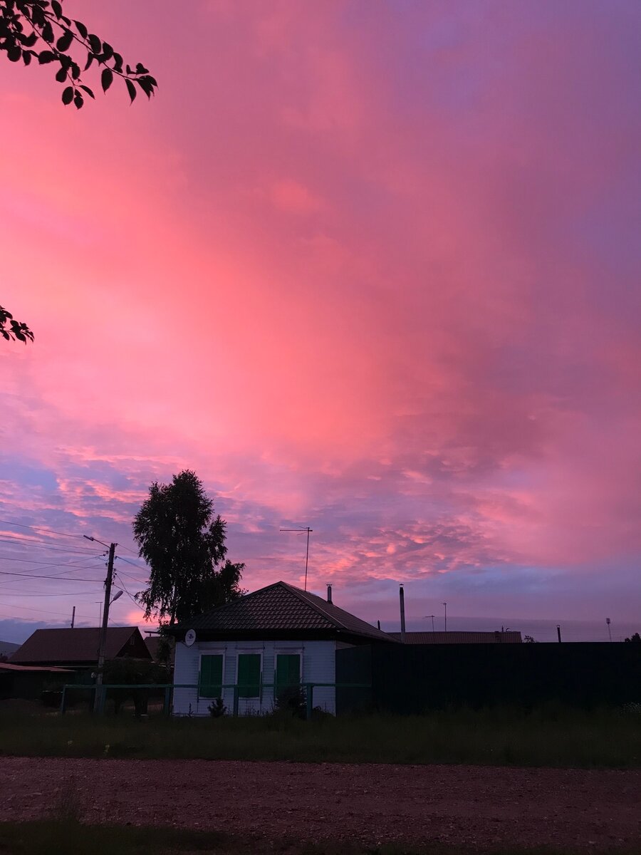 Стекает по стене