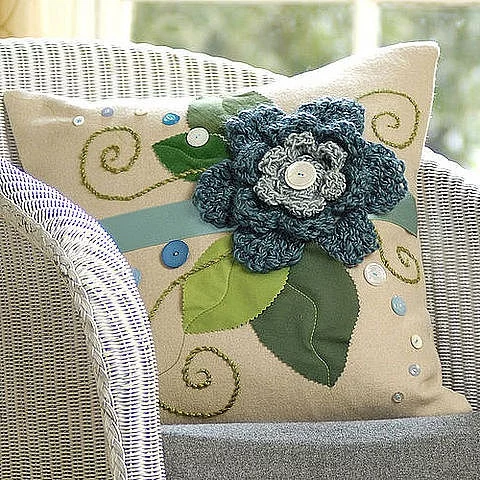 Сиреневая салфетка крючком. Декоративная подушка с вязаными элементами. Вязаные идеи от надежды. Необычные вязаные вещи спицами. Вязаные идеи от надежды.