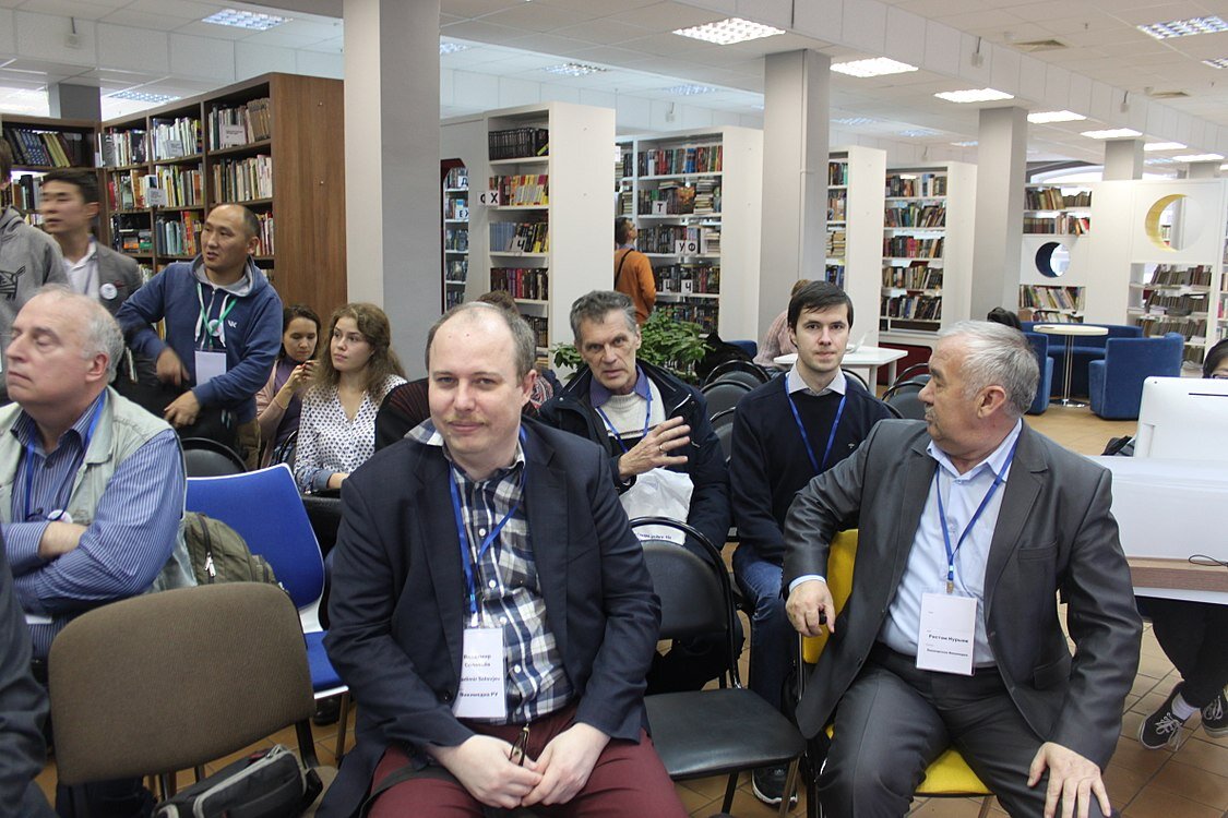 Мгновенья XI конференции Википедии в Москве, 2017 год. Наш герой сидит третьим справа.