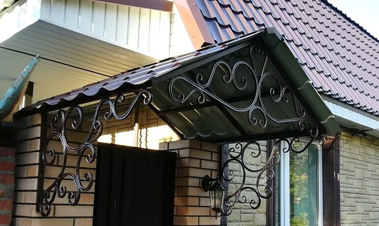 Козырек над крыльцом без привязки к стене своими руками