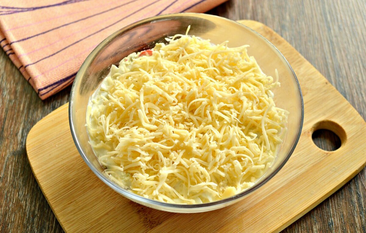 Салат из крабовых палочек с помидорами 🍅🍴 
Ингредиенты:

Помидор — 2 шт.
Крабовые палочки — 100 г
Яйцо — 2 шт.
Сыр твердый — 80 г
Майонез — 4 ст. л.
Соль — по вкусу

Приготовление:

Нарезаем помидор, помещаем первым слоем, солим, делаем сеточку из майонеза.
2. Крабовые палочки измельчаем тонкими кольцами. На этот слой также укладываем сеточку из майонеза.
3. Куриное яйцо измельчаем крупной теркой. Стружку распределяем третьим слоем, смазываем майонезом.
4. Трем сыр на терке, выкладываем. Слой из сыра смазывать не нужно. Готово.