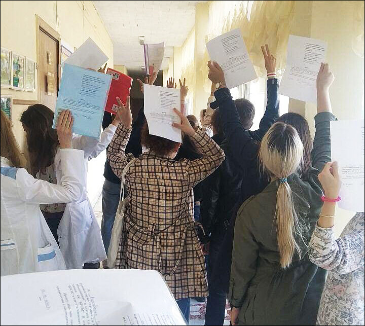 стих родина мы произносим тихо и в глазах задумчивых у нас. писать массовый. журналист и ученый. писать диктант. по умолчанию.