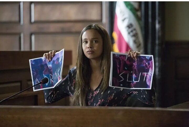 Знакомьтесь, Джессика Дэвис. На этом кадре она стоит за трибуной и даёт показания в суде. 2 сезон. В руках она держит фотографии с оскорблениями, которые вывесили в школе, чтобы заставить ее замолчать.