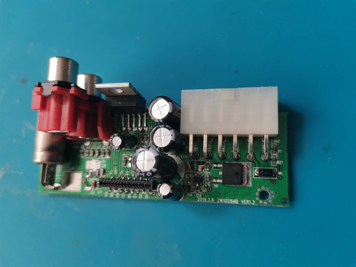 Что спрятано внутри обычной автомагнитолы?