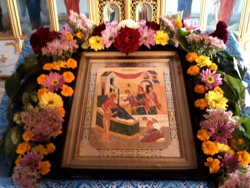 Икона Рождества Пресвятой Богородицы, написана в древне-русской традиции. На аналое в нашем храме. Мой фото.