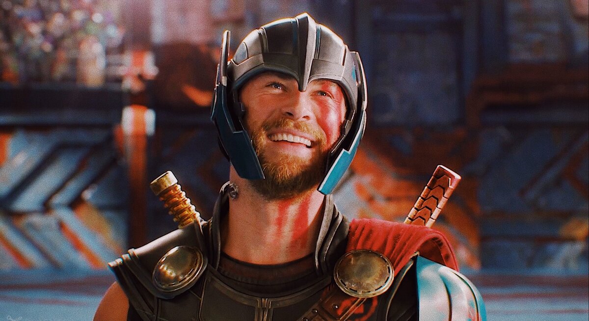 Тор в "Рагнарёке" раскрывается зрителям с совершенно новой стороны: комедийной