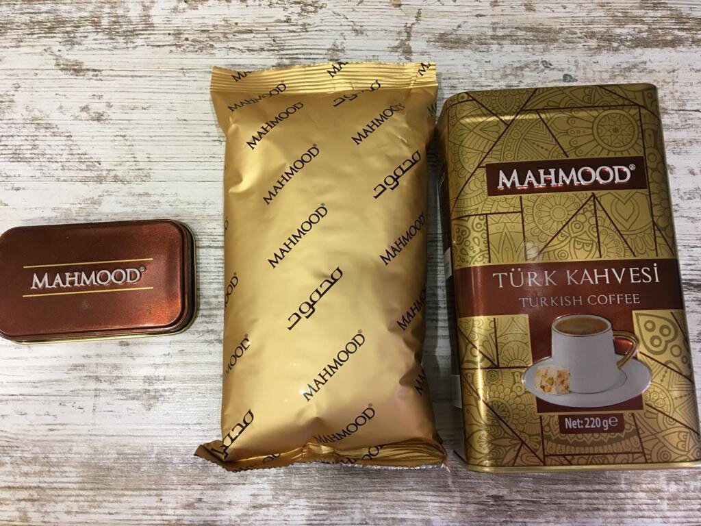 Кофе упакован в герметичный пакет и помещён в жестяную банку.