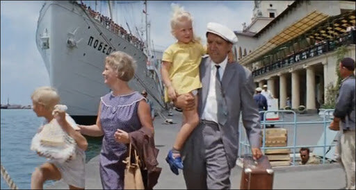 Горбунков из к/ф "Бриллиантовая рука" - типичный Обыватель, для которого главное - семья.