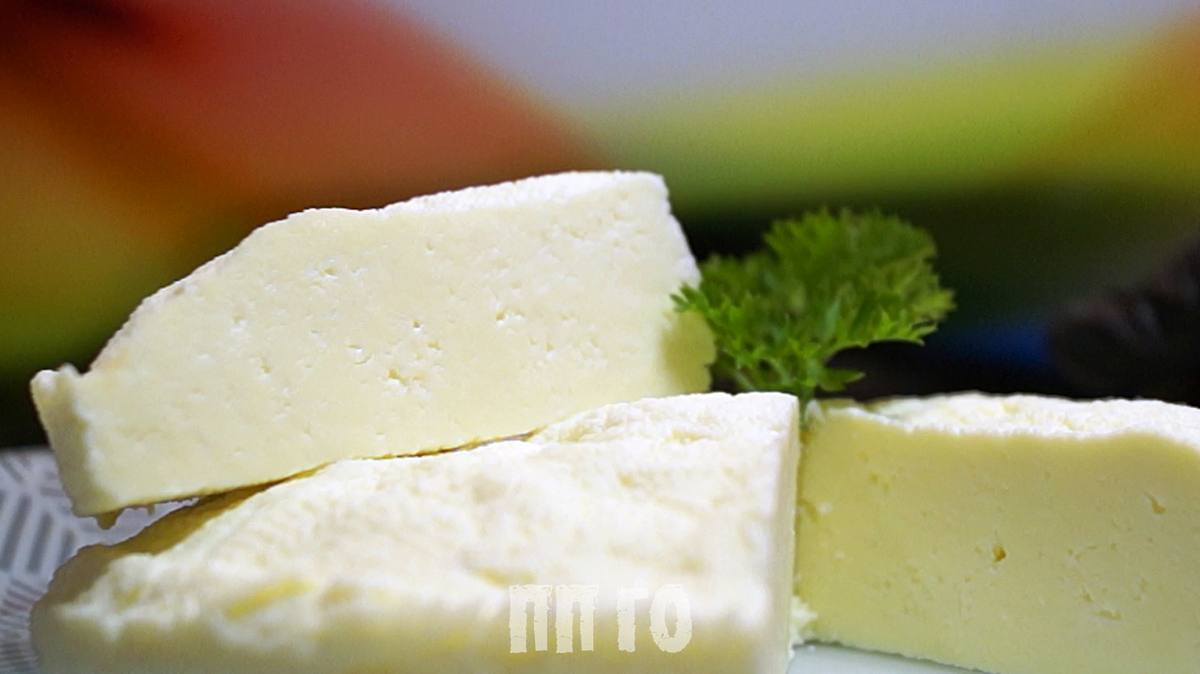 Домашний диетический сыр с рукколой, маслинами и оливками.