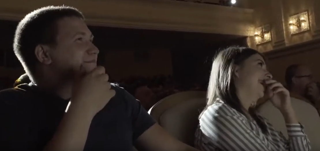 Обратите внимание на зеркальную позу. Скриншот из видео.