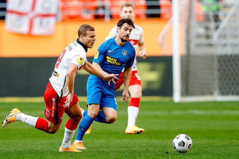 Дебют звёздного Кокорина в «Спартаке» получается скомканным. Сначала он более месяца восстанавливался от травмы (и уже тогда стало копиться раздражение публики), затем начал играть, но всякий раз проводил своё время вхолостую. Нападающий слабо вышел на замену в проигранном дерби с ЦСКА (и это стало одной из причин, почему красно-белым не удалось сравнять счёт), почти ничем не выделялся на фоне «Родины» в кубковой встрече, просидел на замене в победном матче с «Рубином»… И вот в субботу в Саранске он вновь не смог забить – два гола и победу над скромным «Тамбовом» «Спартак» добыл уже без своего 9-го номера.