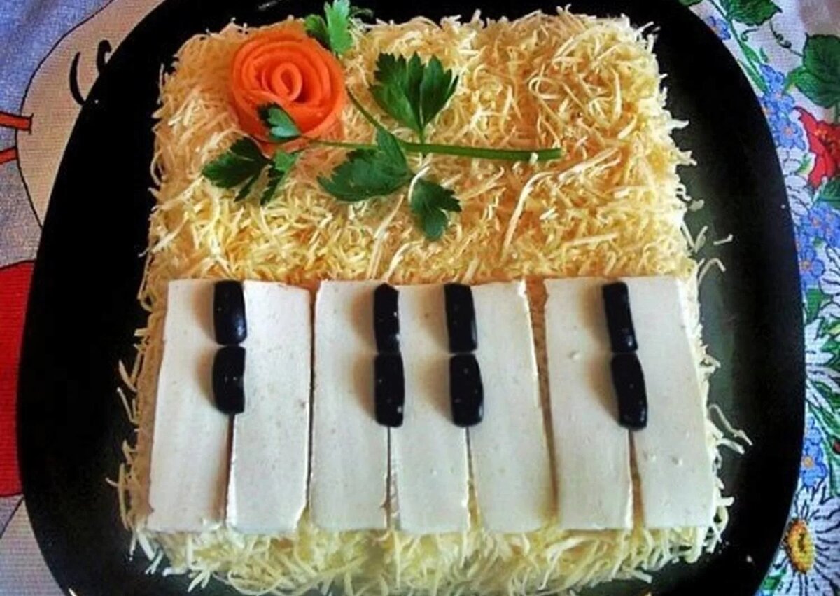 Ингредиенты
Горбуша консервированная 1 банка
Яйцо 4 шт
Лук 1 шт
Сыр плавленный 25 г
Майонез
Маслины 7 шт
Морковь 1 шт
Петрушка
Яйца и морковь отварить и очистить. Лук мелко нарезать и ошпарить кипятком, чтобы не было горечи. Сыр и яйца натереть на мелкой терке. Салат выкладывать слоями, подсаливая и слегка смазывая слои майонезом или сметаной:

1 слой - измельченная горбуша
2 слой - лук
3 слой - яйца
4 слой - тёртый сыр

Украсить салат тонкими ломтиками плавленного сыра, кусочками черных маслин, розочкой из тонких пластинок вареной моркови и петрушкой.

Приятного аппетита!